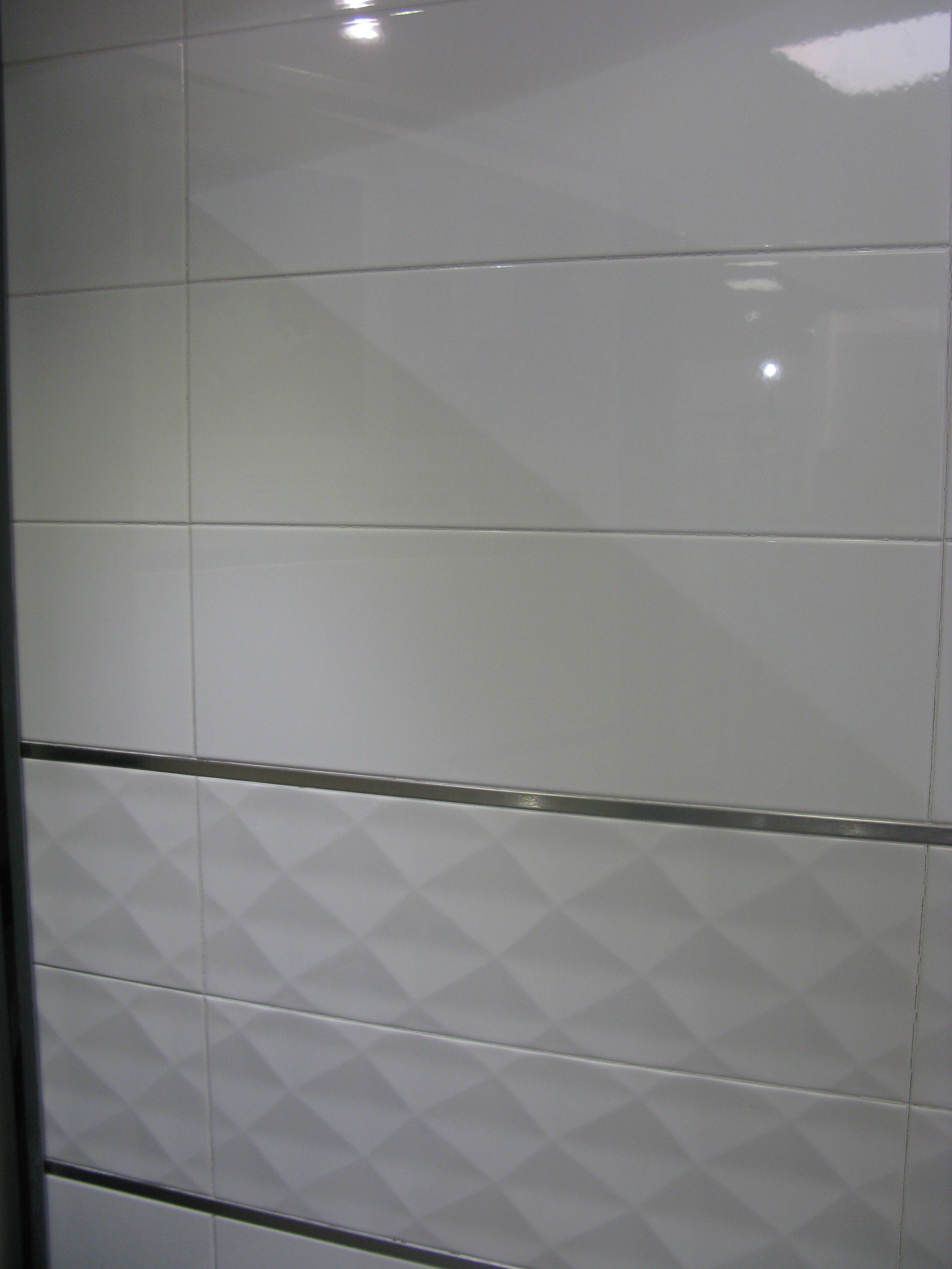 Carrelage mural 20x60 akrom blanc brillant ou mat saloni ...